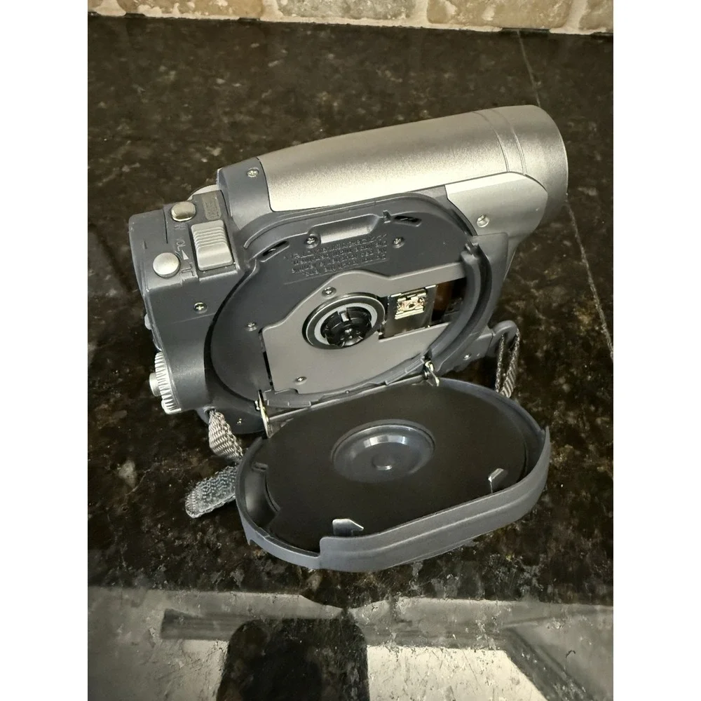 Hitachi DVD Camcorder with‎ 30x Optical Zoom, Charger, Tested Works